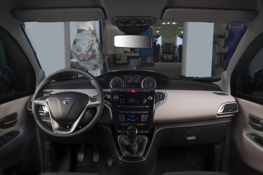 Торпедо Lancia Ypsilon ELLE (846) 2014 года  (фото 8 из 34)